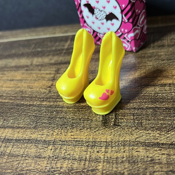 Mattel Monster High I Love Shoes Draculaura Doll with Shoe Collection - Picture 6 of 10